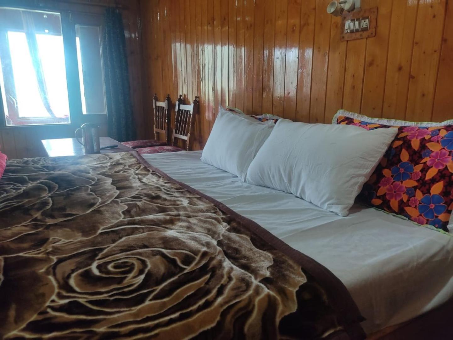 Roseland Cottage , Gulmarg Exterior photo